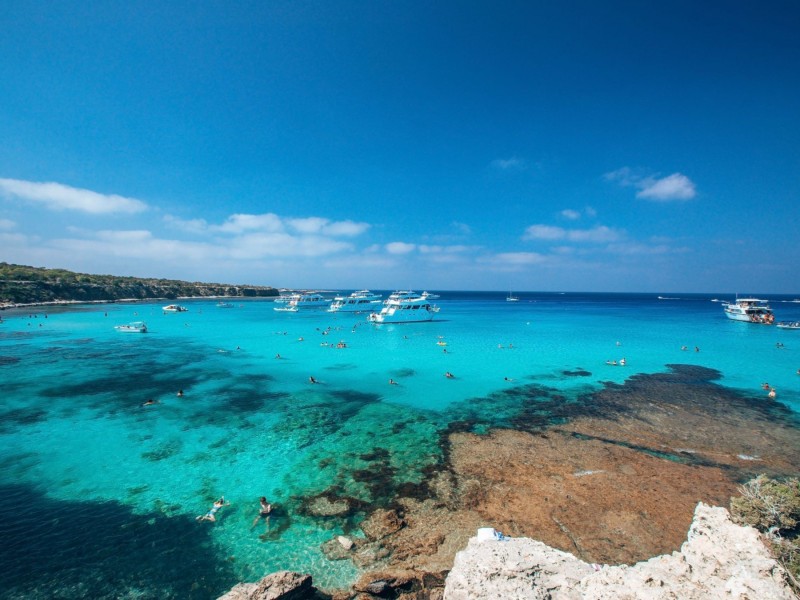 О программе
Статус постоянного резидента на Кипре можно получить по программе постоянного проживания.
Кипр недавно расширил виды квалифицируемых инвестиций для граждан, не являющихся гражданами ЕС, чтобы получить статус PR в рамках &laquo;ускоренной&raquo; программы на основании жилой недвижимости, чтобы включить в нее коммерческую недвижимость.
